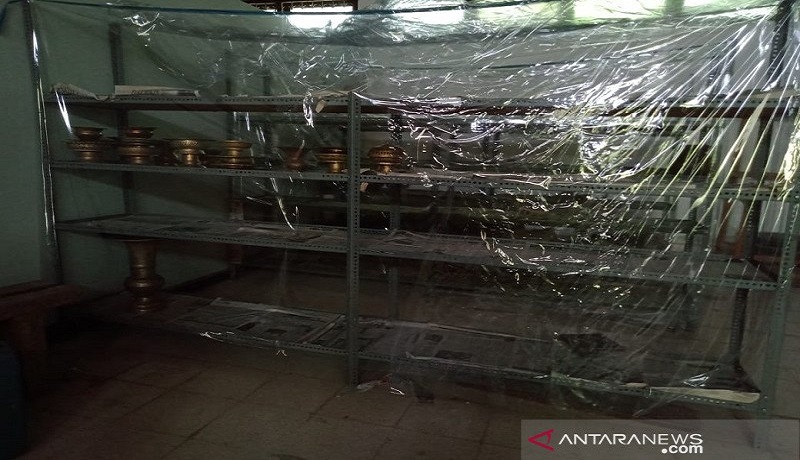 Tempat etalase penyimpang barang koleksi Museum Sultra di Kendari, yang dicuri maling. FOTO: Antara Tempat etalase penyimpang barang koleksi Museum Sultra di Kendari, yang dicuri maling. FOTO: Antara