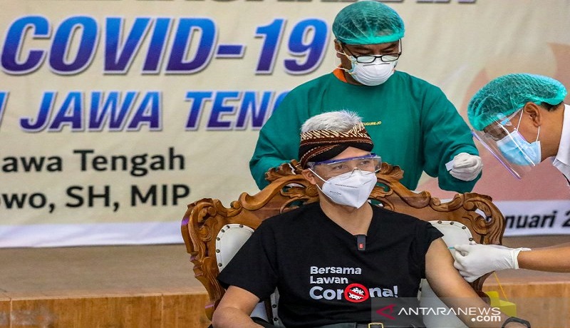 Ganjar Pranowo saat disuntik vaksin covid-19. FOTO: Antara Ganjar Pranowo saat disuntik vaksin covid-19. FOTO: Antara