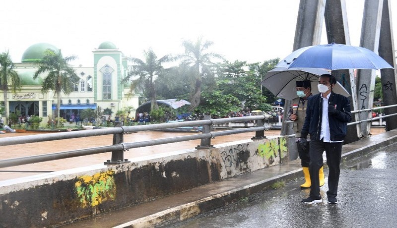 Presiden Jokowi saat meninjau banjir di Kalimantan. FOTO: Antara Presiden Jokowi saat meninjau banjir di Kalimantan. FOTO: Antara
