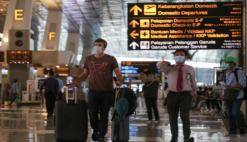 Seorang warga negara asing (WNA) berjalan di Terminal 3 Bandara Internasional Soekarno-Hatta. FOTO: Antara Seorang warga negara asing (WNA) berjalan di Terminal 3 Bandara Internasional Soekarno-Hatta. FOTO: Antara