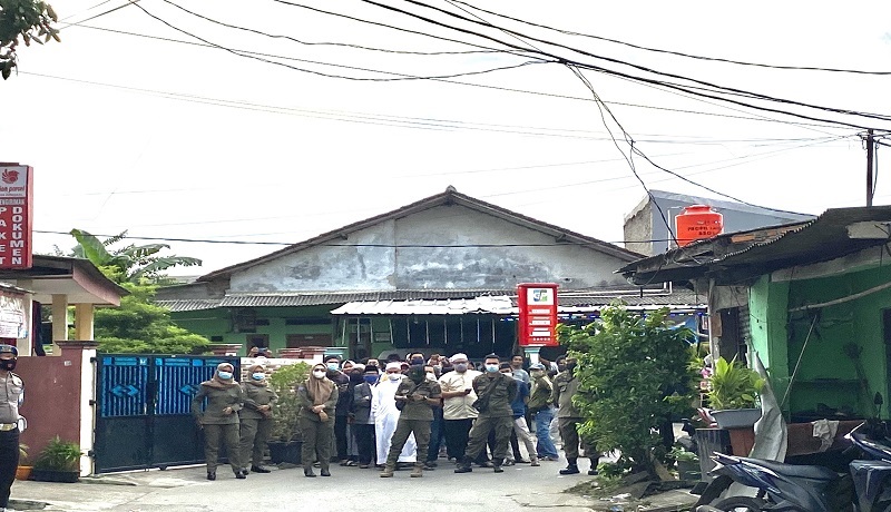 Petugas jaga ketat Ponpes Daarul Quran, Tangerang, tempat Syekh Ali Jaber Dimakamkan. FOTO: Nje/GenPI Petugas jaga ketat Ponpes Daarul Quran, Tangerang, tempat Syekh Ali Jaber Dimakamkan. FOTO: Nje/GenPI