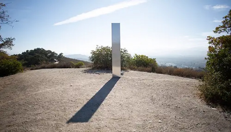 Monolit logam misterius di California (Foto: Insider) Monolit logam misterius di California (Foto: Insider)