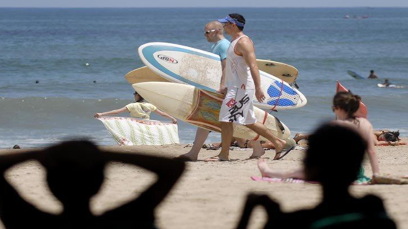 Turis asing di wisata pantai Indonesia (foto: Antara) Turis asing di wisata pantai Indonesia (foto: Antara)