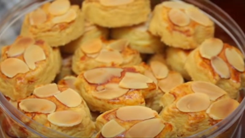 Kue kering almond (foto: SC YouTube Enny Tangerang) Kue kering almond (foto: SC YouTube Enny Tangerang)