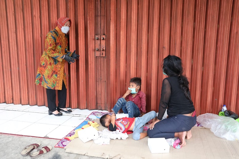 Temukan Pemulung di Roxy, Risma Langsung Lakukan Ini.. (Foto: Dok Kemensos) Temukan Pemulung di Roxy, Risma Langsung Lakukan Ini.. (Foto: Dok Kemensos)