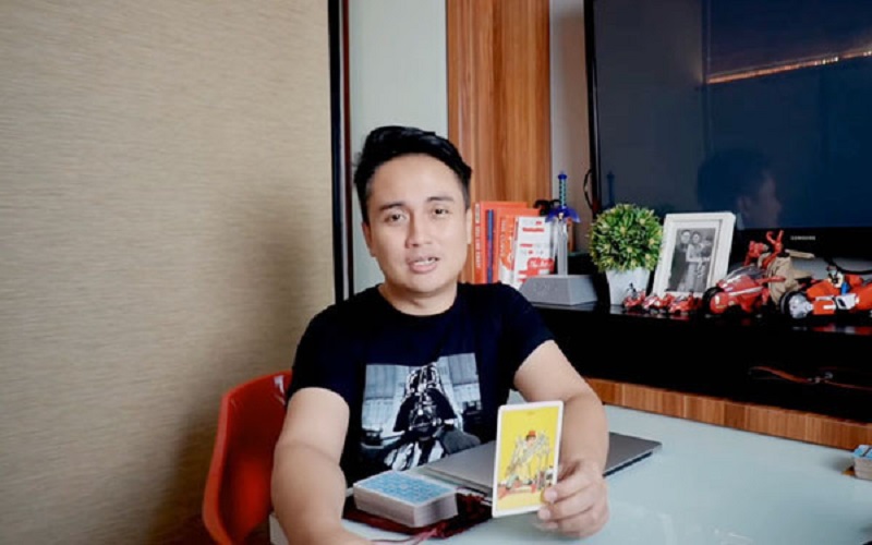 Peramal kartu tarot, Denny Darko (Foto: YouTube Denny Darko/Jpnn) Peramal kartu tarot, Denny Darko (Foto: YouTube Denny Darko/Jpnn)