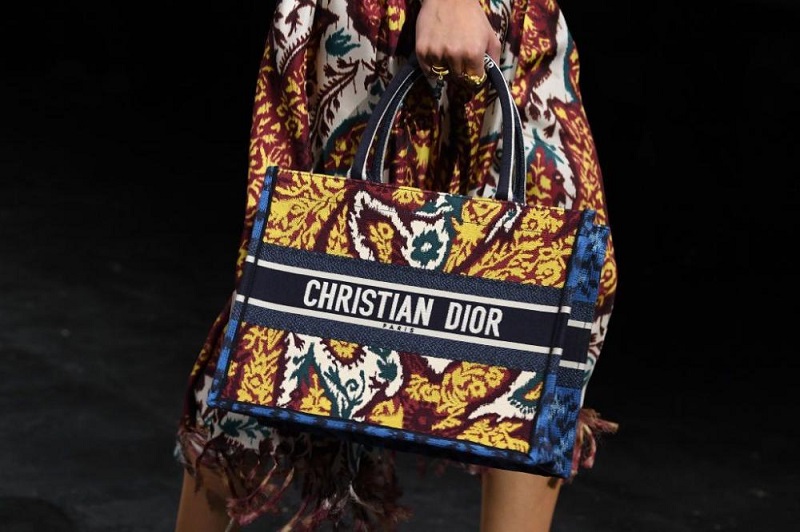 Dior dalam koleksi SS 2021 tenun Endek Bali (Sumber : sc IG @dior) Dior dalam koleksi SS 2021 tenun Endek Bali (Sumber : sc IG @dior)