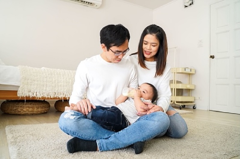 Ilustrasi: orang tua sedang bercandaan dengan anak (Sumber : pixabay) Ilustrasi: orang tua sedang bercandaan dengan anak (Sumber : pixabay)