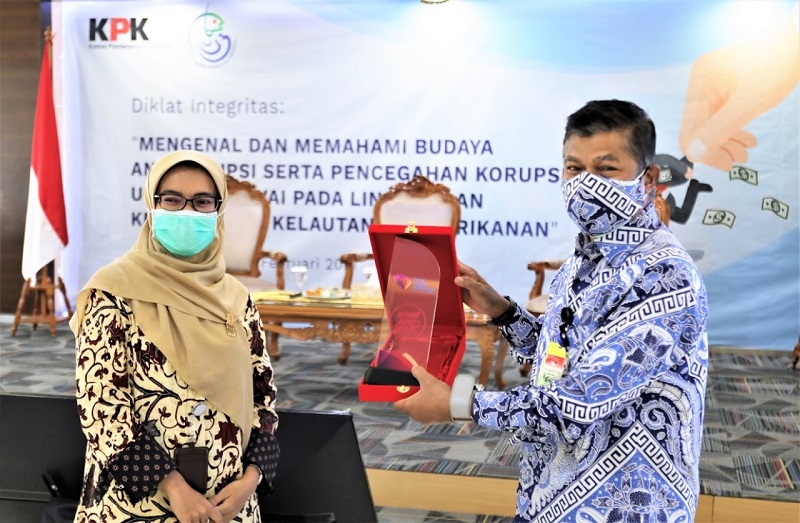 Direktur Pendidikan dan Pelatihan KPK Dian Novianthi (kiri) dan Inspektur Jenderal KKP Muhammad Yusuf (kanan). (Dok. KKP) Direktur Pendidikan dan Pelatihan KPK Dian Novianthi (kiri) dan Inspektur Jenderal KKP Muhammad Yusuf (kanan). (Dok. KKP)