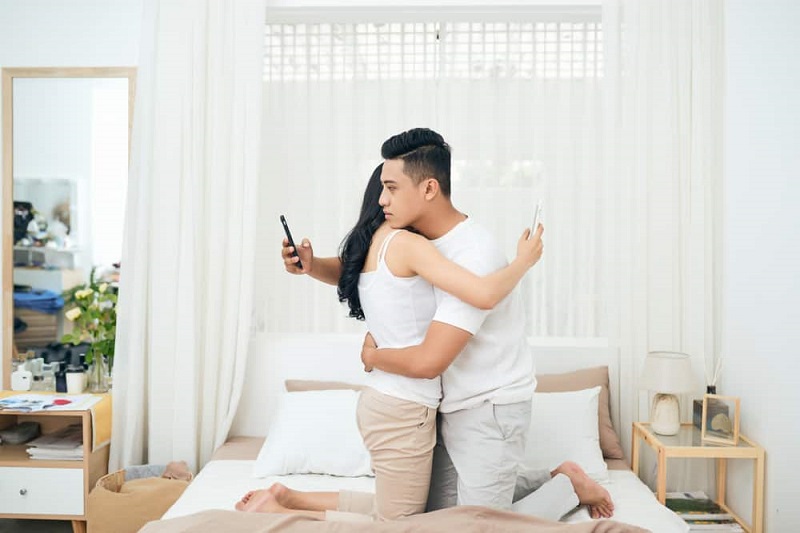 Ilustrasi: pasangan selingkuh (foto: shutterstock) Ilustrasi: pasangan selingkuh (foto: shutterstock)