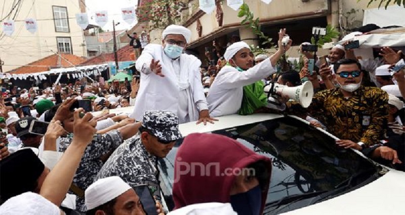 Imam Besar Front Pembela Islam (FPI) Habib Rizieq saat tiba di kediamannya di Petamburan, Jakarta Pusat, Selasa (10/11). (Foto: Ricardo/JPNN) Imam Besar Front Pembela Islam (FPI) Habib Rizieq saat tiba di kediamannya di Petamburan, Jakarta Pusat, Selasa (10/11). (Foto: Ricardo/JPNN)
