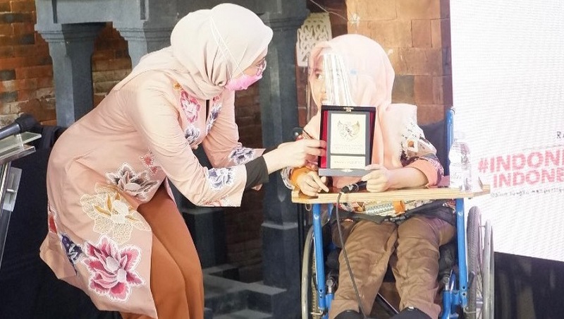 Angkie Yudistia bersama seorang disabilitas (Foto:Instagram @Angkie.yudistia) Angkie Yudistia bersama seorang disabilitas (Foto:Instagram @Angkie.yudistia)