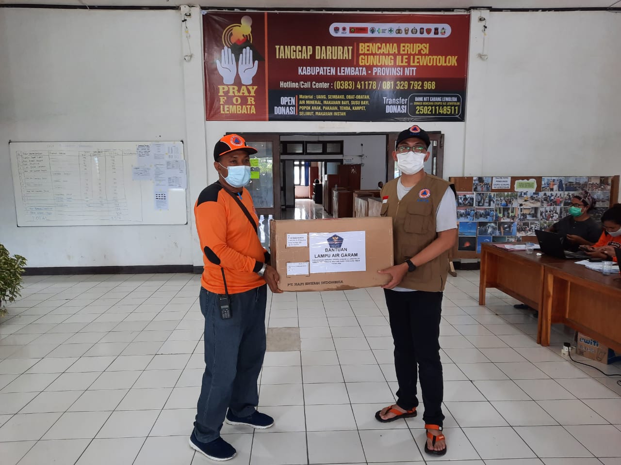 BNPB serahkan donasi ke pengungsi Gunung Ili Lewotolok. Foto: BNPB BNPB serahkan donasi ke pengungsi Gunung Ili Lewotolok. Foto: BNPB