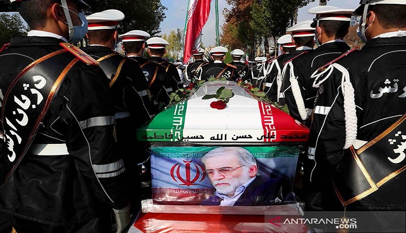 Angkatan bersenjata Iran membawa peti jenazah ilmuwan nuklir Mohsen Fakhrizadeh. FOTO: ANTARA/REUTERS/WANA/HO-Iranian Defense Ministry Angkatan bersenjata Iran membawa peti jenazah ilmuwan nuklir Mohsen Fakhrizadeh. FOTO: ANTARA/REUTERS/WANA/HO-Iranian Defense Ministry