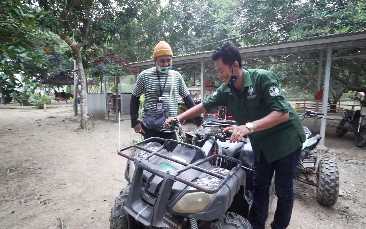 Serunya main ATV di Kawung Tilu Bojong Rangkas (Foto: Sapta Priwasana/GenPI.co) Serunya main ATV di Kawung Tilu Bojong Rangkas (Foto: Sapta Priwasana/GenPI.co)