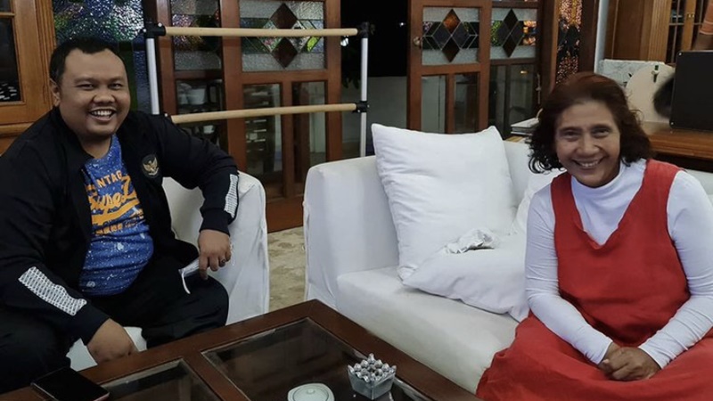 Hendri Satrio bersama Susi Pudjiastuti (foto: SC IG @hendri.satrio) Hendri Satrio bersama Susi Pudjiastuti (foto: SC IG @hendri.satrio)