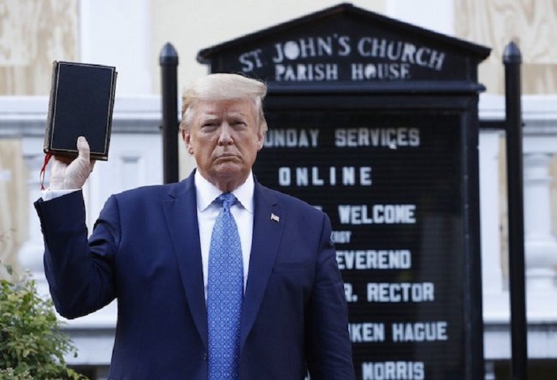 Presiden AS Donald Trump memegang Injil di depan Gereja St John, Washington, Senin (1/6). (foto: AP/JPNN) Presiden AS Donald Trump memegang Injil di depan Gereja St John, Washington, Senin (1/6). (foto: AP/JPNN)