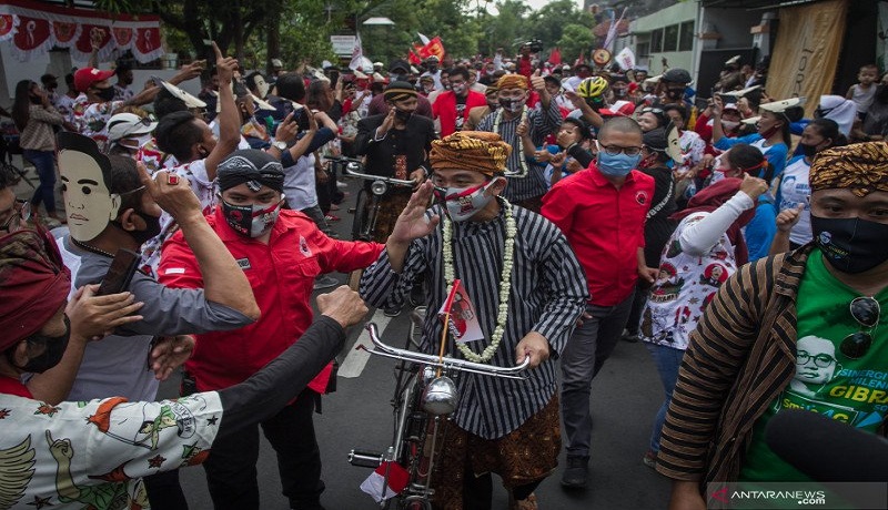 Gibran Rakabuming saat mendaftar ke KPU Solo. Foto: Antara Gibran Rakabuming saat mendaftar ke KPU Solo. Foto: Antara