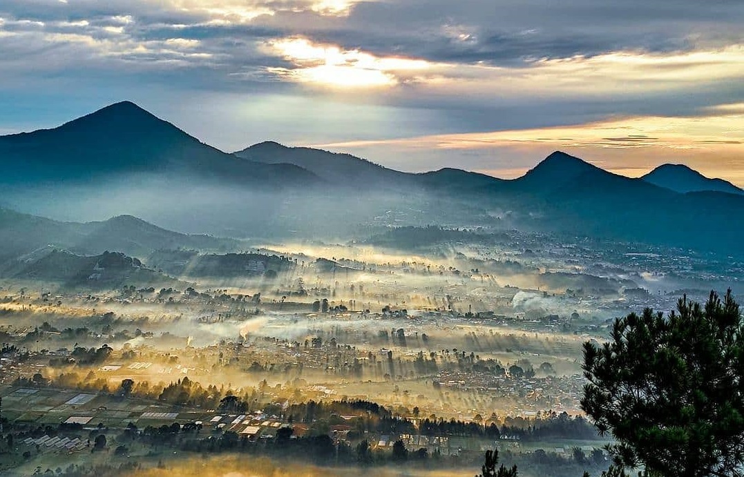 Pemandangan alam dari Gunung Putri (Foto: Instagram/@lembang.bandung) Pemandangan alam dari Gunung Putri (Foto: Instagram/@lembang.bandung)