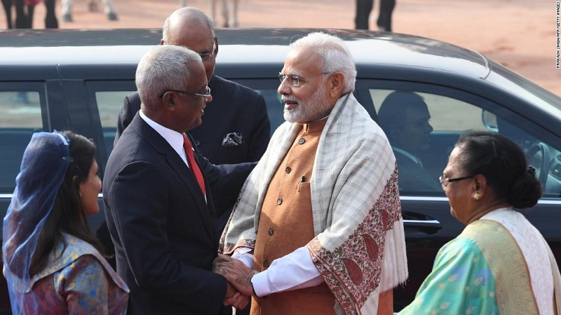 Perdana Menteri India Narendra Modi menyambut Presiden Maldives Ibrahim Mohamed Solih di New Delhi pada Desember 2018 (foto: CNN) Perdana Menteri India Narendra Modi menyambut Presiden Maldives Ibrahim Mohamed Solih di New Delhi pada Desember 2018 (foto: CNN)