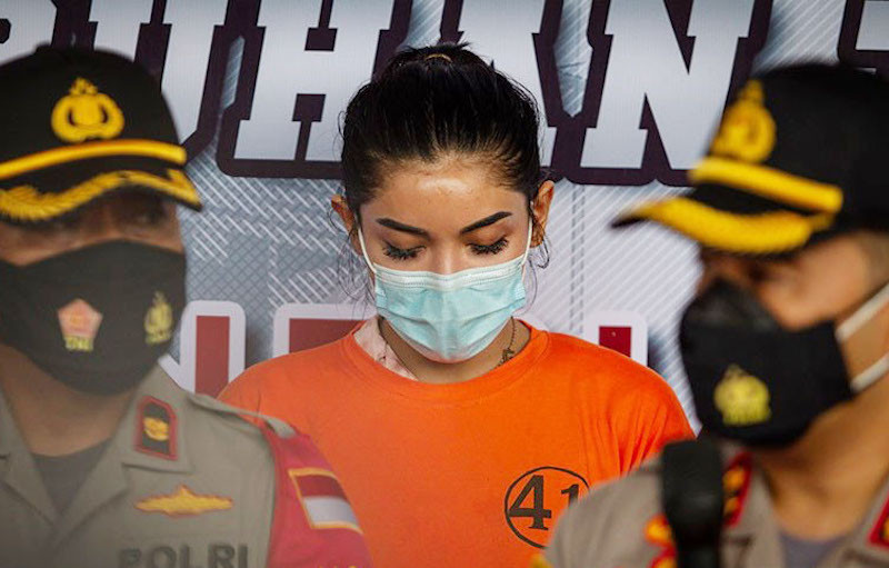 Millen Cyrus saat jumpa pers di Polres Pelabuhan Tanjung Priok, Senin (23/11). (Foto: Dhemas Reviyanto/Antara/hp) Millen Cyrus saat jumpa pers di Polres Pelabuhan Tanjung Priok, Senin (23/11). (Foto: Dhemas Reviyanto/Antara/hp)