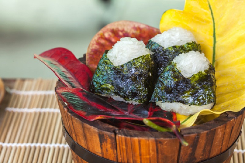 Onigiri makanan khas jepang (sumber : freepik) Onigiri makanan khas jepang (sumber : freepik)