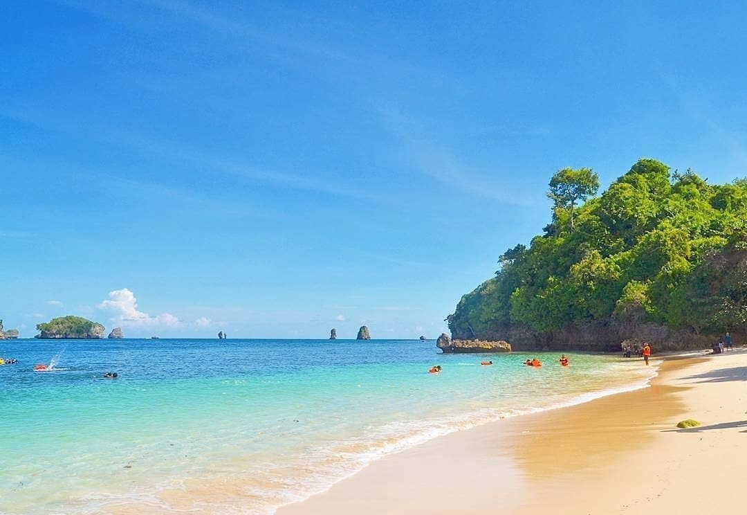 Pantai Tiga Warna. (Foto: Instagram/@pantaitigawarna) Pantai Tiga Warna. (Foto: Instagram/@pantaitigawarna)