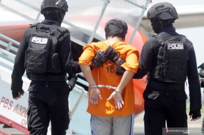 Ilustrasi-Tim Densus 88 Antiteror menangkap seorang terduga teroris. (Foto: Antara) Ilustrasi-Tim Densus 88 Antiteror menangkap seorang terduga teroris. (Foto: Antara)