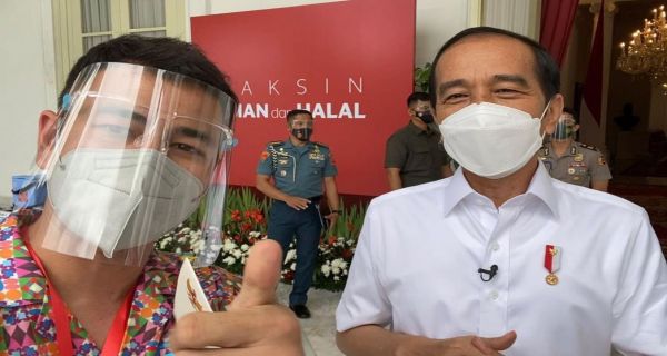 Raffi Ahmad berfoto dengan Presiden Joko Widodo di sela acara vaksinasi. (Foto: Instagram/Raffinagita1717) Raffi Ahmad berfoto dengan Presiden Joko Widodo di sela acara vaksinasi. (Foto: Instagram/Raffinagita1717)
