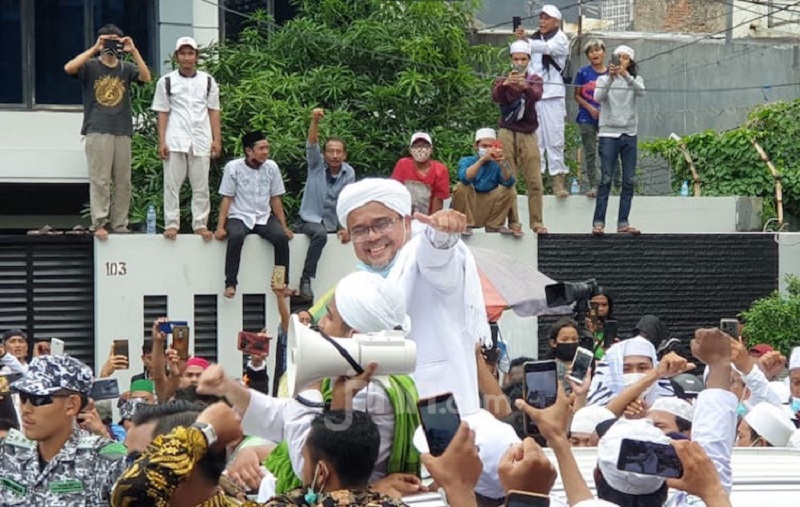 Imam Besar FPI Habib Rizieq saat tiba di dekat rumahnya di kawasan Petamburan, Selasa (10/11) (Foto: M Amjad/Jpnn) Imam Besar FPI Habib Rizieq saat tiba di dekat rumahnya di kawasan Petamburan, Selasa (10/11) (Foto: M Amjad/Jpnn)