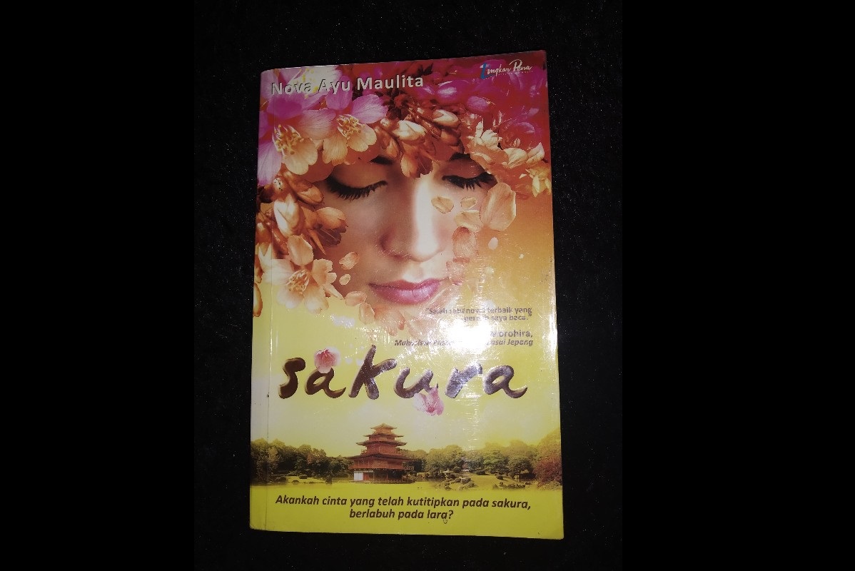 Kisah Cinta Mahasiswa Indonesia dan Jepang di Buku Sakura (Foto:Shopee/Florenstory) Kisah Cinta Mahasiswa Indonesia dan Jepang di Buku Sakura (Foto:Shopee/Florenstory)