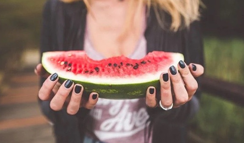 Ilustrasi: mengonsumsi buah-buahan (Sumber : pixabay) Ilustrasi: mengonsumsi buah-buahan (Sumber : pixabay)