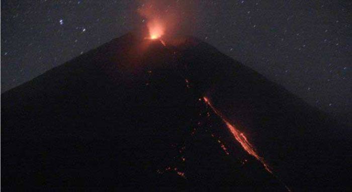 Gunung Semeru semburkan lava pijar. Foto: Instagram Balai Besar BNBTS Gunung Semeru semburkan lava pijar. Foto: Instagram Balai Besar BNBTS