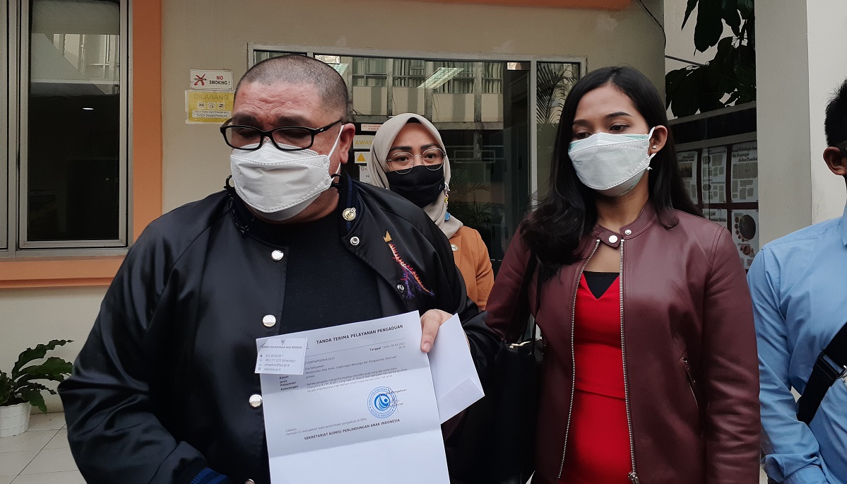 Era Setyowati alias Sierra dan kuasa hukumnya, Razman Arif Nasution di KPAI Jakarta Pusat, Senin (5/4). (Foto:Langgeng/GenPI.co) Era Setyowati alias Sierra dan kuasa hukumnya, Razman Arif Nasution di KPAI Jakarta Pusat, Senin (5/4). (Foto:Langgeng/GenPI.co)