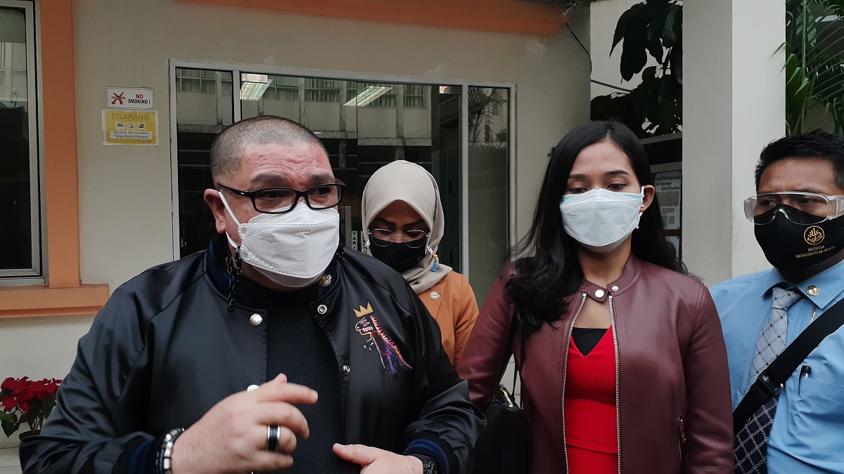 Miss Landscape international Era Setyowati alias Sierra bersama kuasa hukumnya, Razman Arif Nasution mendatangi KPAI, Senin (5/4), (Foto: Langgeng/GenPI.co) Miss Landscape international Era Setyowati alias Sierra bersama kuasa hukumnya, Razman Arif Nasution mendatangi KPAI, Senin (5/4), (Foto: Langgeng/GenPI.co)