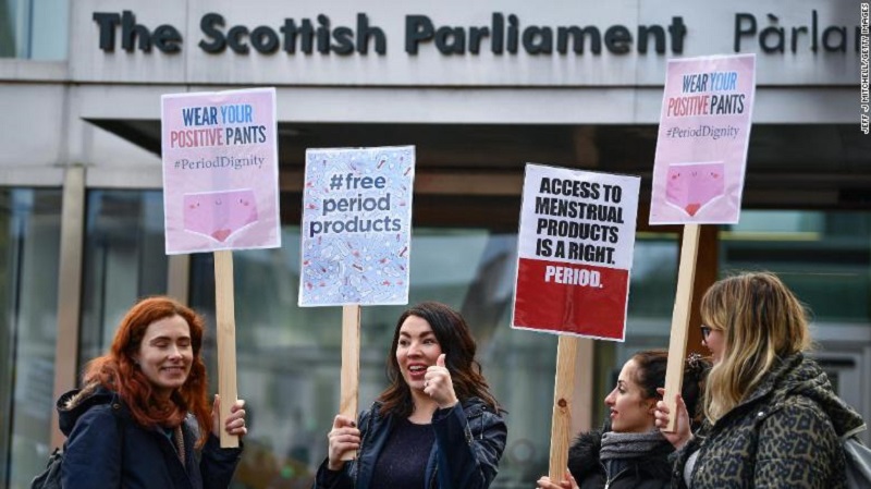 Monica Lennon (kedua dari kiri) bersama para demonstran di depan Parlemen Skotlandia, Februari 2020. (foto: CNN)` Monica Lennon (kedua dari kiri) bersama para demonstran di depan Parlemen Skotlandia, Februari 2020. (foto: CNN)`
