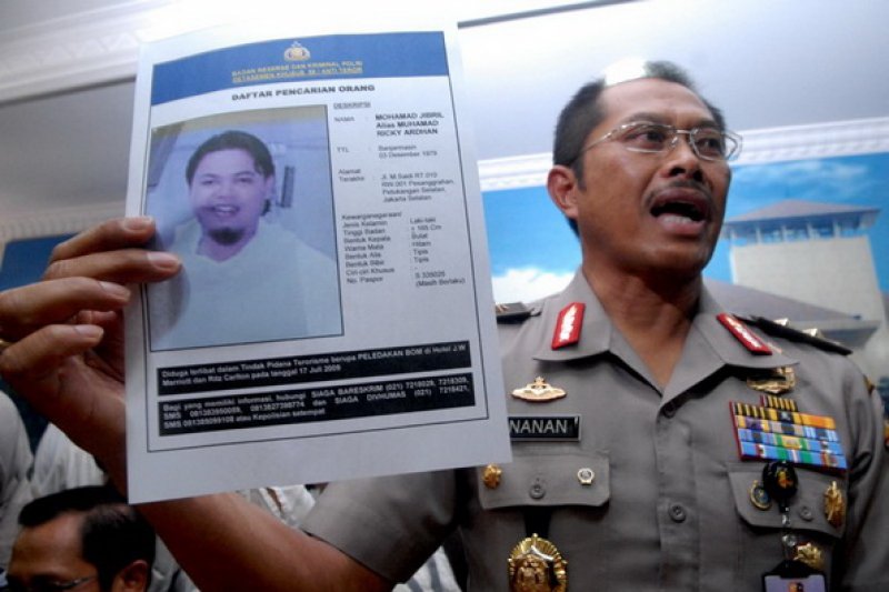 Kadiv Humas Mabes Polri Irjen Nanan Soekarna menunjukkan selebaran berisi foto dan identitas tersangka teroris baru Mohamad Jibril alias Muhamad Ricky Ardhan saat jumpa pers di Jakarta, Selasa (25/8). (Foto: Antara/Andika Wahyu) Kadiv Humas Mabes Polri Irjen Nanan Soekarna menunjukkan selebaran berisi foto dan identitas tersangka teroris baru Mohamad Jibril alias Muhamad Ricky Ardhan saat jumpa pers di Jakarta, Selasa (25/8). (Foto: Antara/Andika Wahyu)