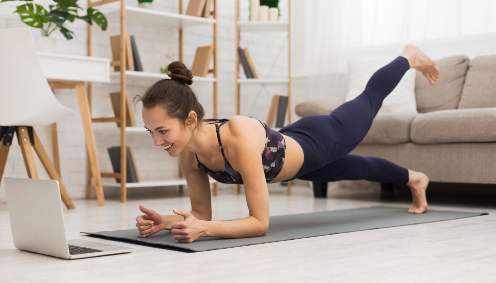 Wanita latihan ringan di rumah. Foto: BetterMe Wanita latihan ringan di rumah. Foto: BetterMe