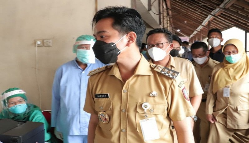 Wali Kota Gibrang Rakabuming saat meninjau vaksinasi. FOTO: Antara Wali Kota Gibrang Rakabuming saat meninjau vaksinasi. FOTO: Antara