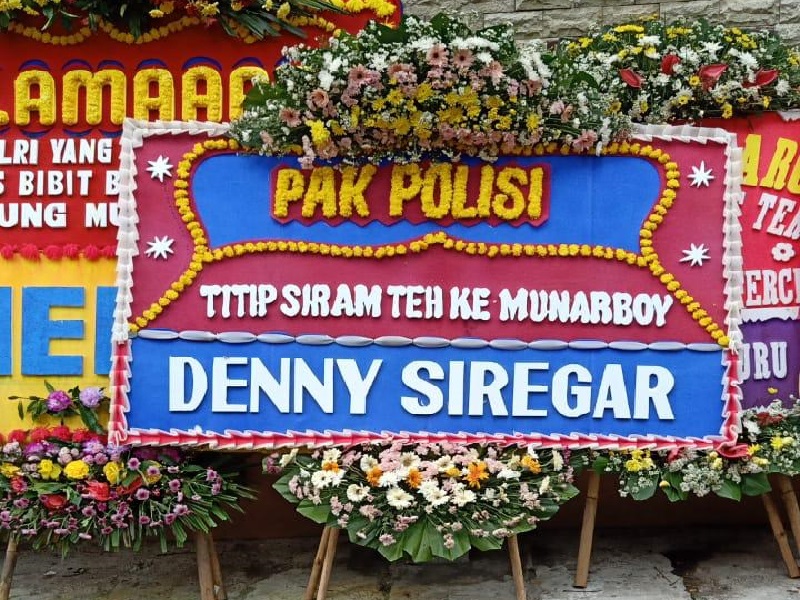 Karangan Bunga Dari Denny Siregar Bikin Ngakak