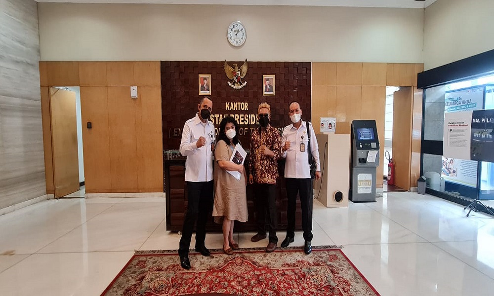 Valentina besama kuasa hukumnya mendatangi Kantor KSP. FOTO: GenPI.co Valentina besama kuasa hukumnya mendatangi Kantor KSP. FOTO: GenPI.co