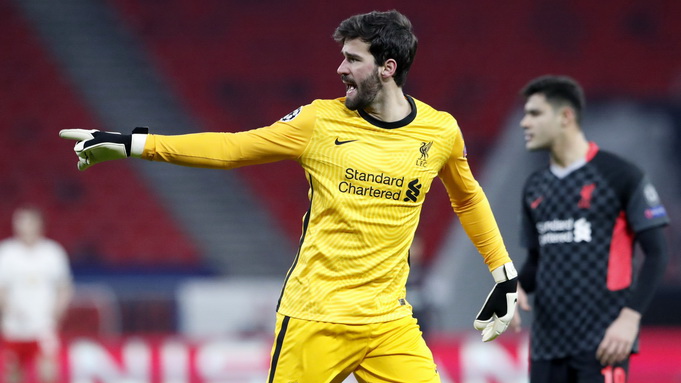Alisson Becker dalam laga RB Leipzig vs Liverpool. (foto: REUTERS/Bernadett Szabo) Alisson Becker dalam laga RB Leipzig vs Liverpool. (foto: REUTERS/Bernadett Szabo)