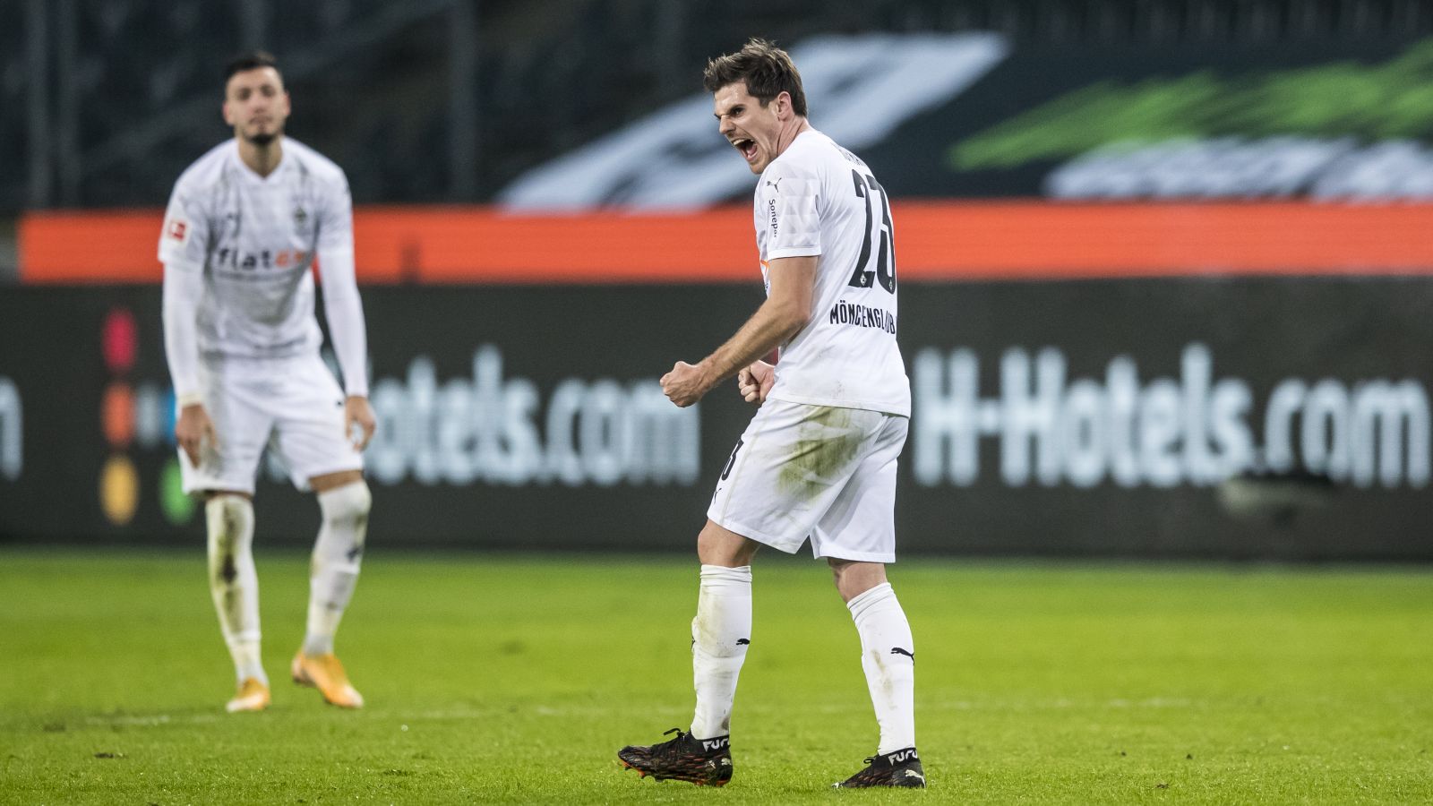 Jonas Hoffmann selebrasi usai mengalahkan Bayern Munchen. (foto: twitter.com/borussia_en) Jonas Hoffmann selebrasi usai mengalahkan Bayern Munchen. (foto: twitter.com/borussia_en)