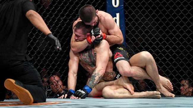 Khabib Nurmagomedov saat mengunci Conor McGregor. (foto: REUTERS/Stephen R. Sylvanie) Khabib Nurmagomedov saat mengunci Conor McGregor. (foto: REUTERS/Stephen R. Sylvanie)