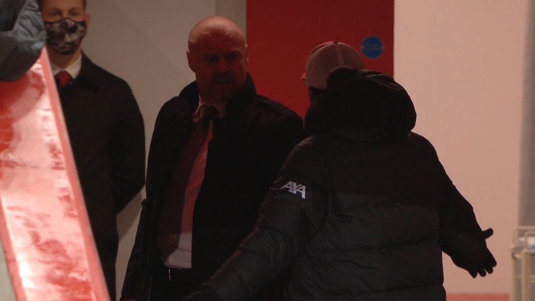 Konflik Jurgen Klopp dan Sean Dyche di lorong saat pertandingan Liverpool vs Burnley. (foto: twitter.com/primevideosport) Konflik Jurgen Klopp dan Sean Dyche di lorong saat pertandingan Liverpool vs Burnley. (foto: twitter.com/primevideosport)