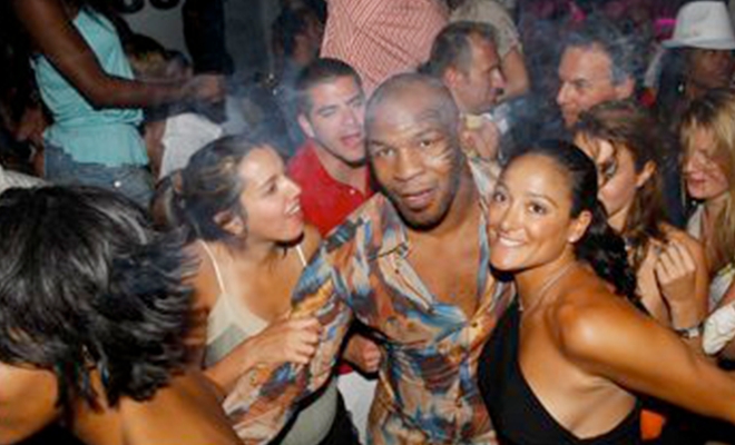 Mike Tyson dikerubungi banyak wanita. (foto: essentiallysports) Mike Tyson dikerubungi banyak wanita. (foto: essentiallysports)