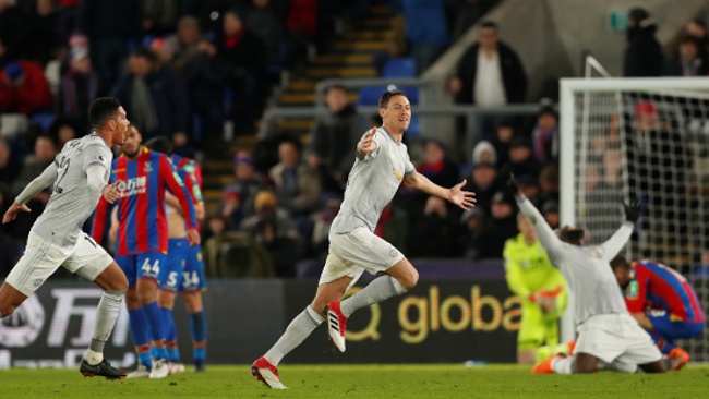 Nemanja Matic selebrasi saat Man United mengalahkan Crystal Palace. (foto: Reuters/Matthew Childs) Nemanja Matic selebrasi saat Man United mengalahkan Crystal Palace. (foto: Reuters/Matthew Childs)