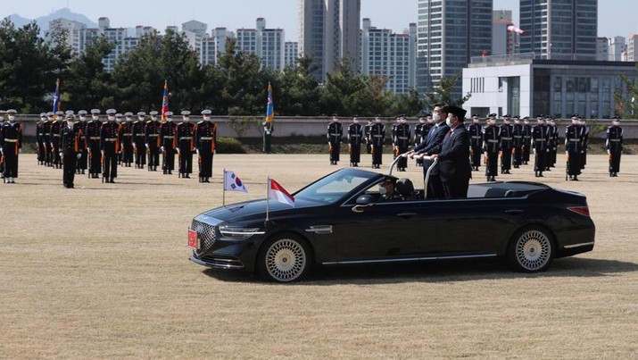 Menhan Prabowo Subianto tampil gagah dan perkasa bak seorang Presiden saat disambut secara militer oleh Korea Selatan (Korsel). (foto: Dok Prabowo Subianto) Menhan Prabowo Subianto tampil gagah dan perkasa bak seorang Presiden saat disambut secara militer oleh Korea Selatan (Korsel). (foto: Dok Prabowo Subianto)