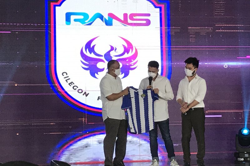 Raffi Ahmad mulai menggila dengan menunjukkan keseriusannya di kancah sepak bola, karena dikabarkan bakal memboyong klub Liga 3. (foto: Antara) Raffi Ahmad mulai menggila dengan menunjukkan keseriusannya di kancah sepak bola, karena dikabarkan bakal memboyong klub Liga 3. (foto: Antara)