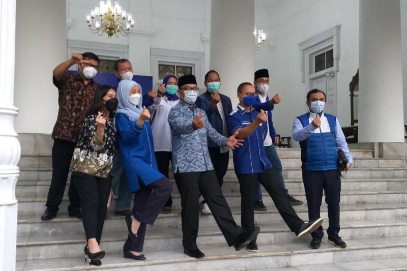 Ridwan Kamil seakan tak menghiraukan dengan polemik yang terjadi dalam KLB Partai Demokrat, dan justru fokus dengan sosok artis cantik satu ini. (foto: Antara/Ajat Sudrajat) Ridwan Kamil seakan tak menghiraukan dengan polemik yang terjadi dalam KLB Partai Demokrat, dan justru fokus dengan sosok artis cantik satu ini. (foto: Antara/Ajat Sudrajat)